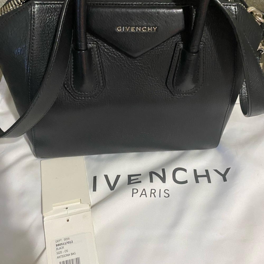 Excellent Condition/Barely Worn “Givenchy” Antigo… - image 2
